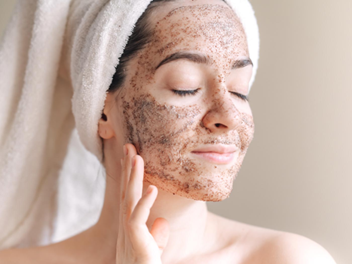  How to apply scrub on face